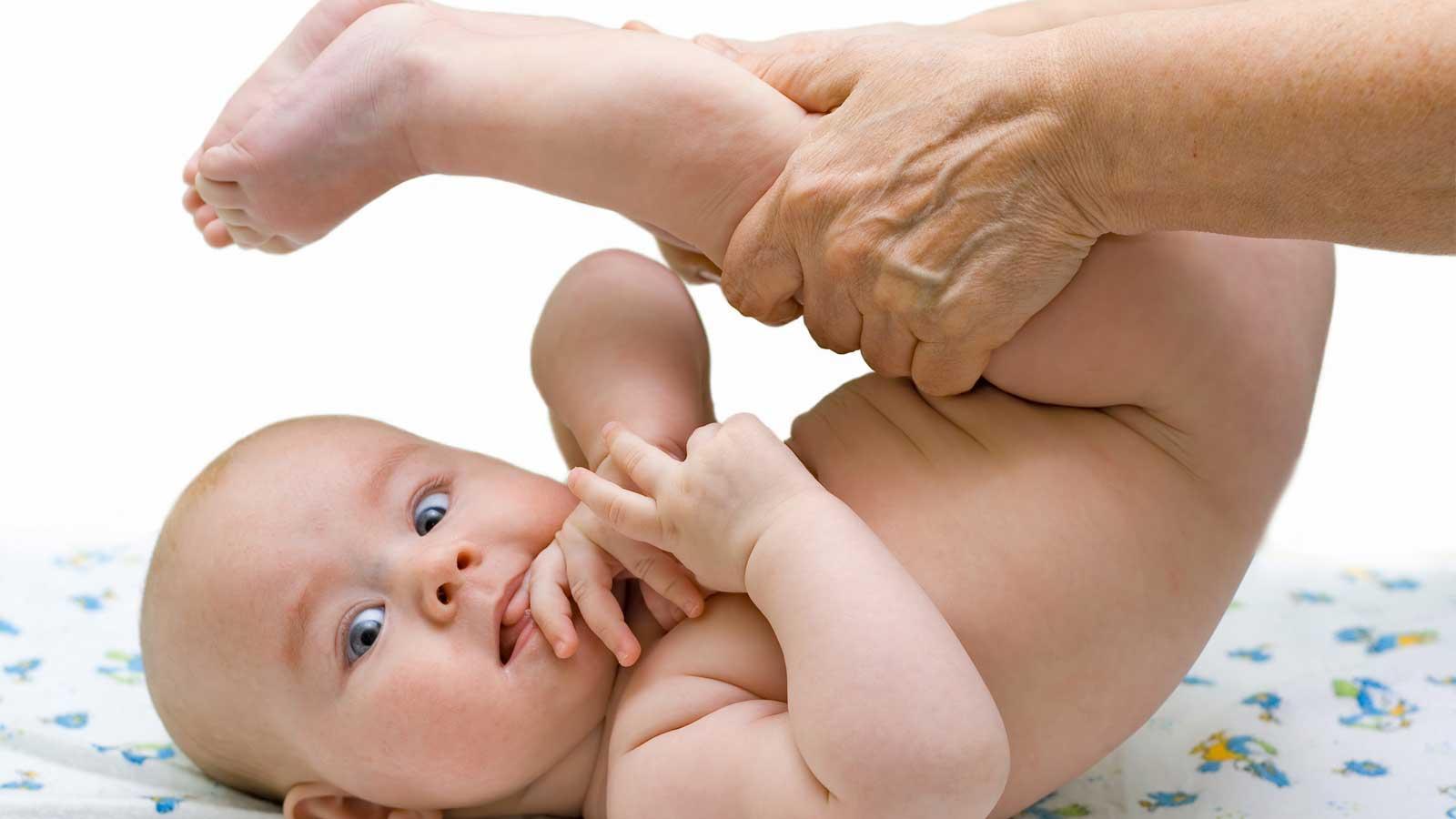 Как помочь младенцу при запоре видео thumbnail