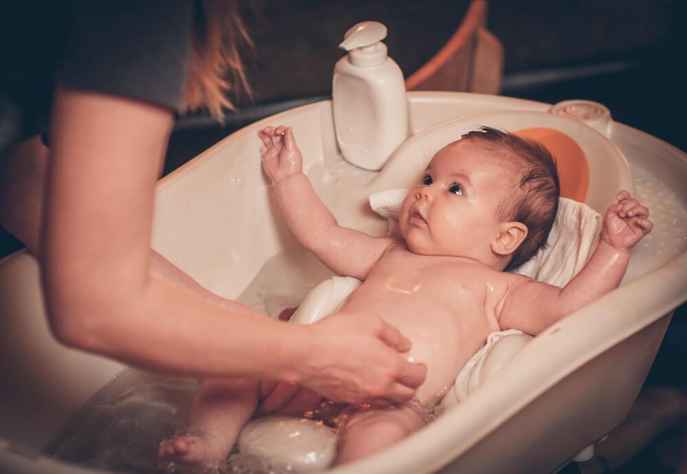 Когда и как купать грудничка в большой ванной Правила и советы для родителей