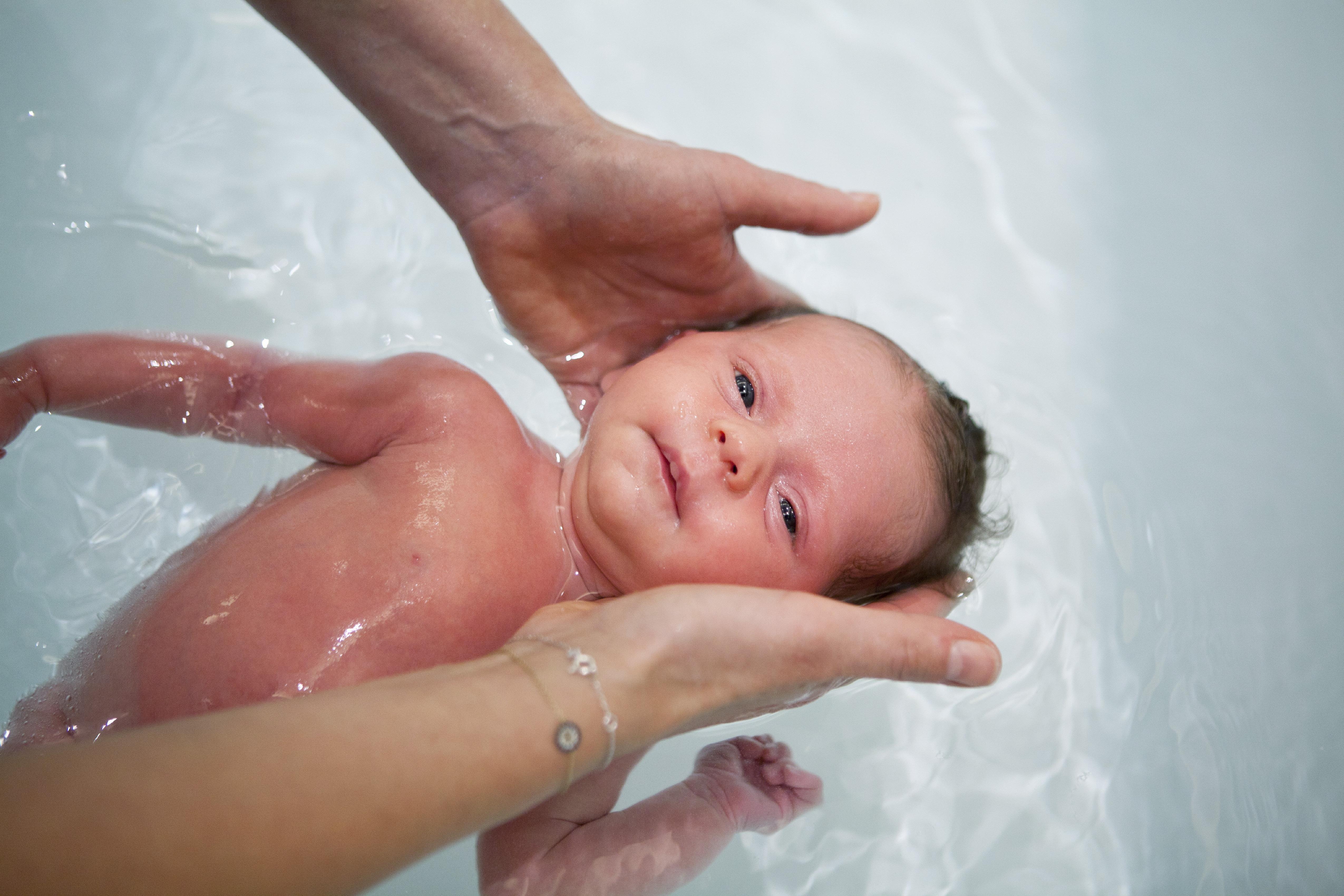 Купание ребенка в ванной с кругом на шее температура воды thumbnail