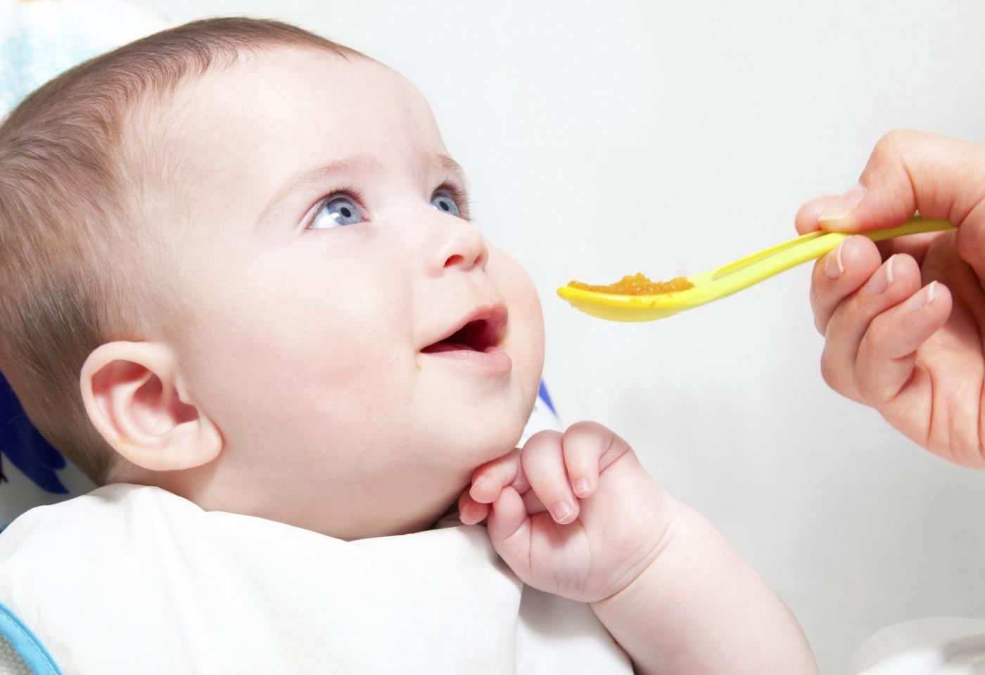 При введении прикорма в рацион малыша иногда бывают проблемы с аллергией