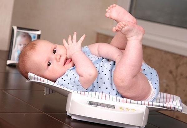 Ребенок 4 месяца развитие нормы вес рост thumbnail