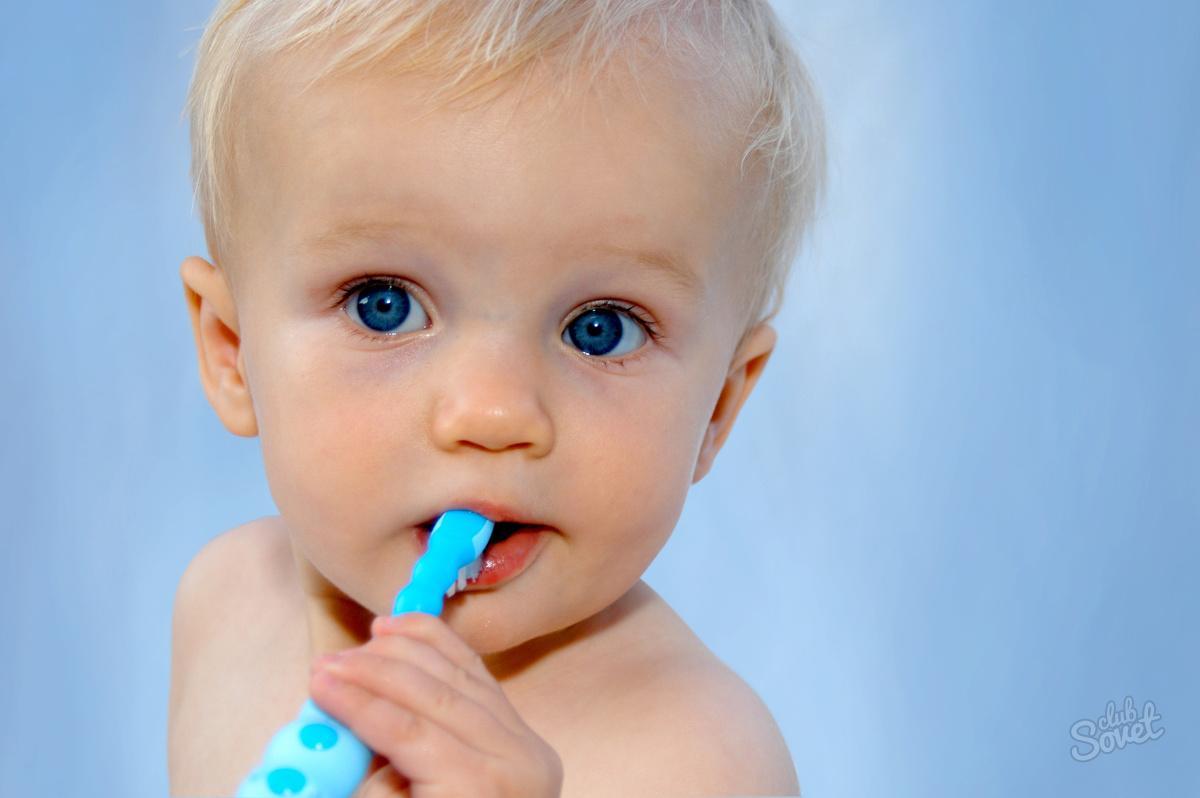 Когда начинать ребенку чистить зубы и как правильно это делать