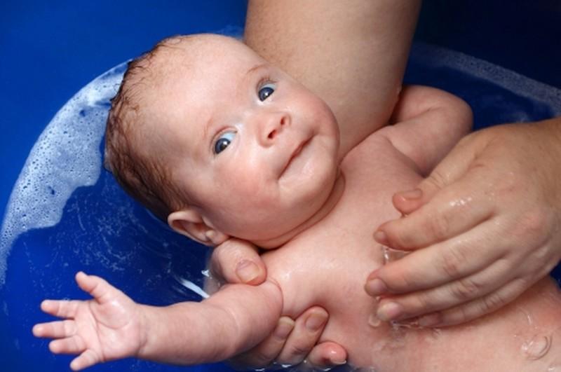 Когда и как купать грудничка в большой ванной Правила и советы для родителей