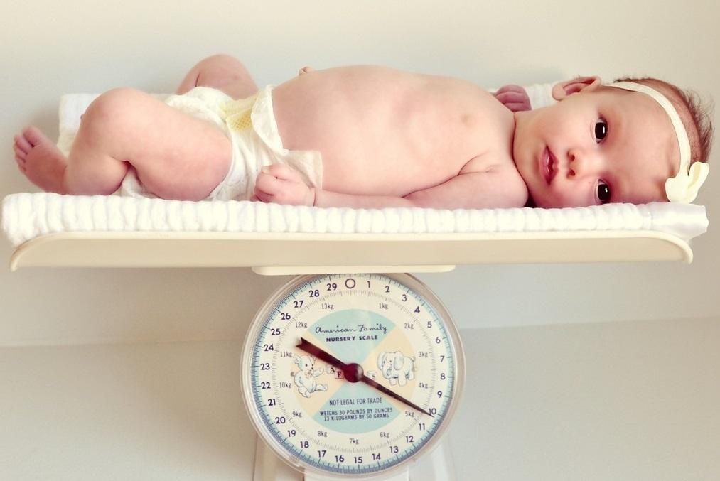 Ребенку второй месяц развитие питание и сон thumbnail