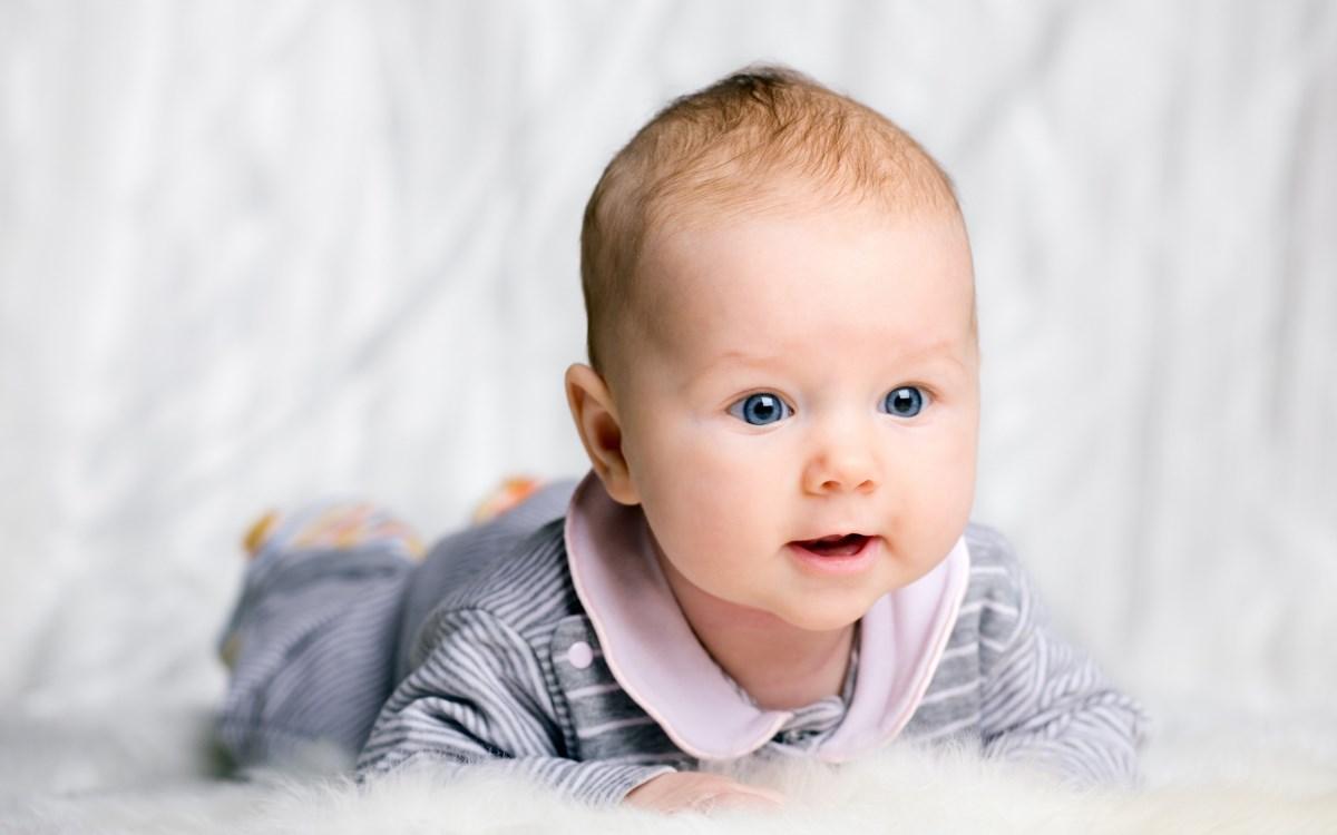 Ребенок 6 месяцев развитие питание видео thumbnail