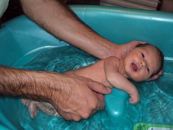 Как правильно провести купание новорождённого в первый раз: инструкция для молодых родителей. Самое лучшее время для купания ребенка, продолжительность купания ребенка до года