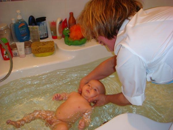Как купать новорожденного одной - советы и инструкция