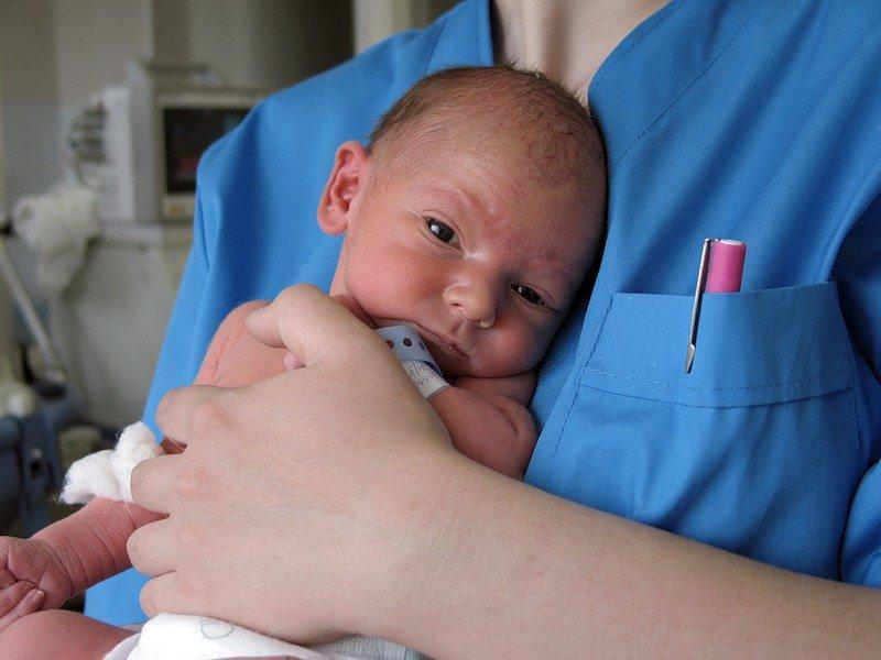При обезвоживании у младенца нужно срочно вызвать врача