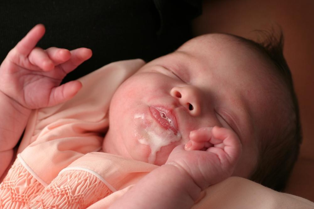 Как понять рвоту у новорожденного thumbnail