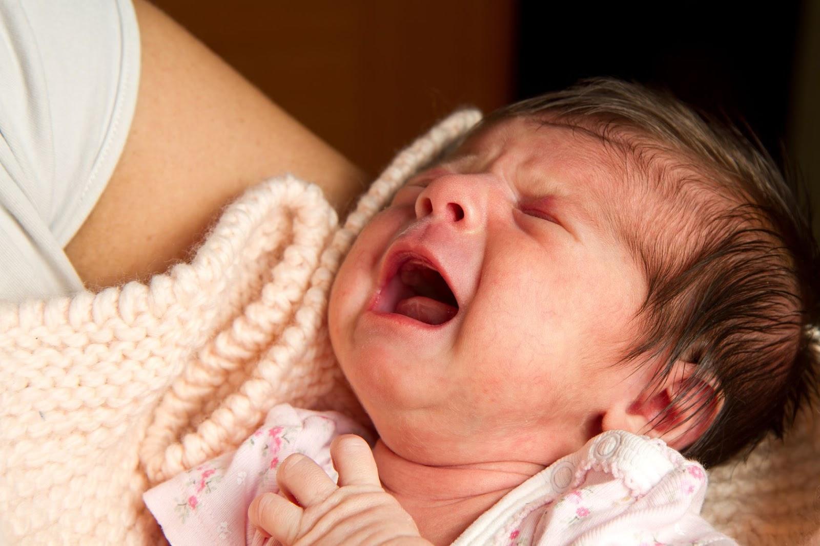 Почему грудничок капризничает во время кормления. Деткины слезки: почему малыш плачет во время кормления