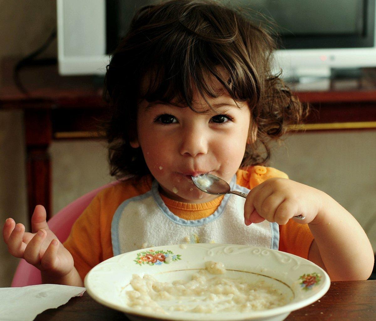 Ребенок ест молочный суп