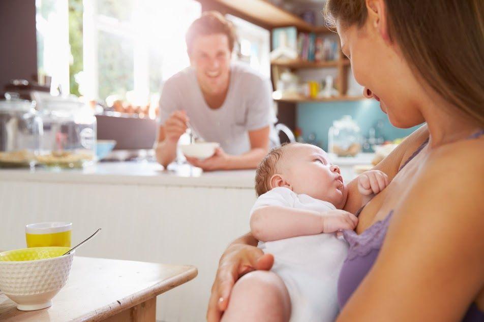 Появление слизи в кале у малышей может быть связано с неправильным питанием кормящей мамы