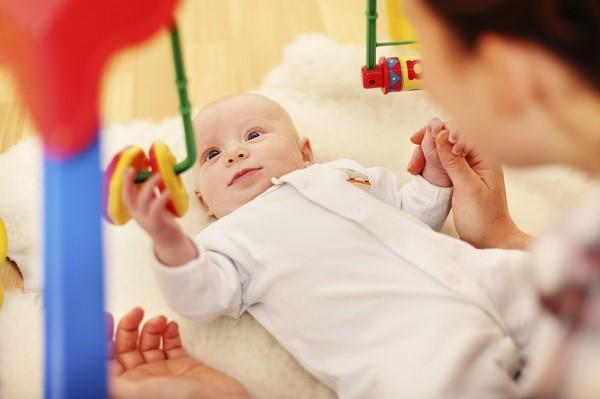 Развитие ребенка в первые месяцы жизни зрение thumbnail