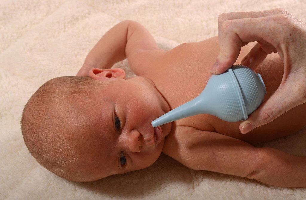 Ребенок 2 месяца чихает температуры нет thumbnail