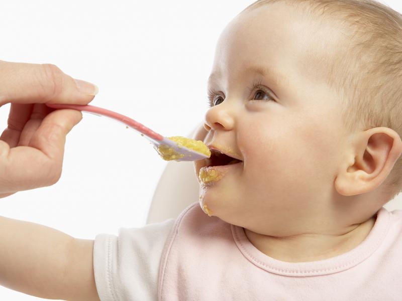 Ребенок ест кашу с ложки