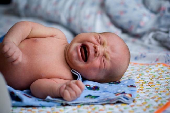 Как бороться с коликами у новорожденных