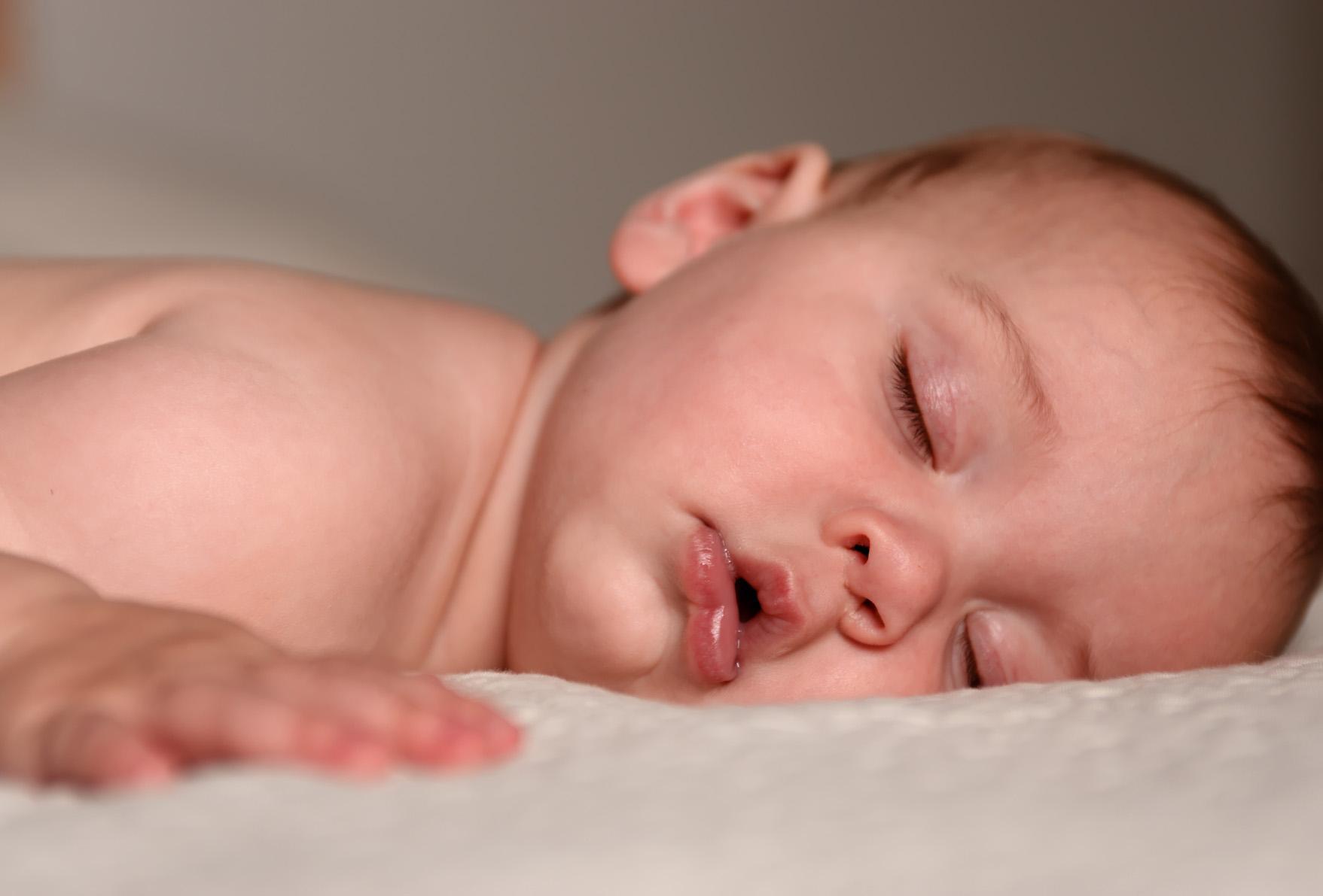 Ребенку 2 месяца храпит во сне thumbnail