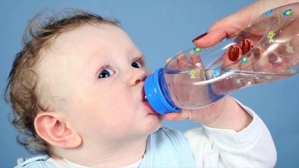 Обильное питье – основная помощь ребенку при отравлении