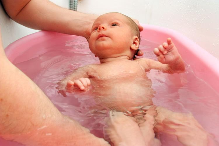 Младенец в ванне с марганцовкой