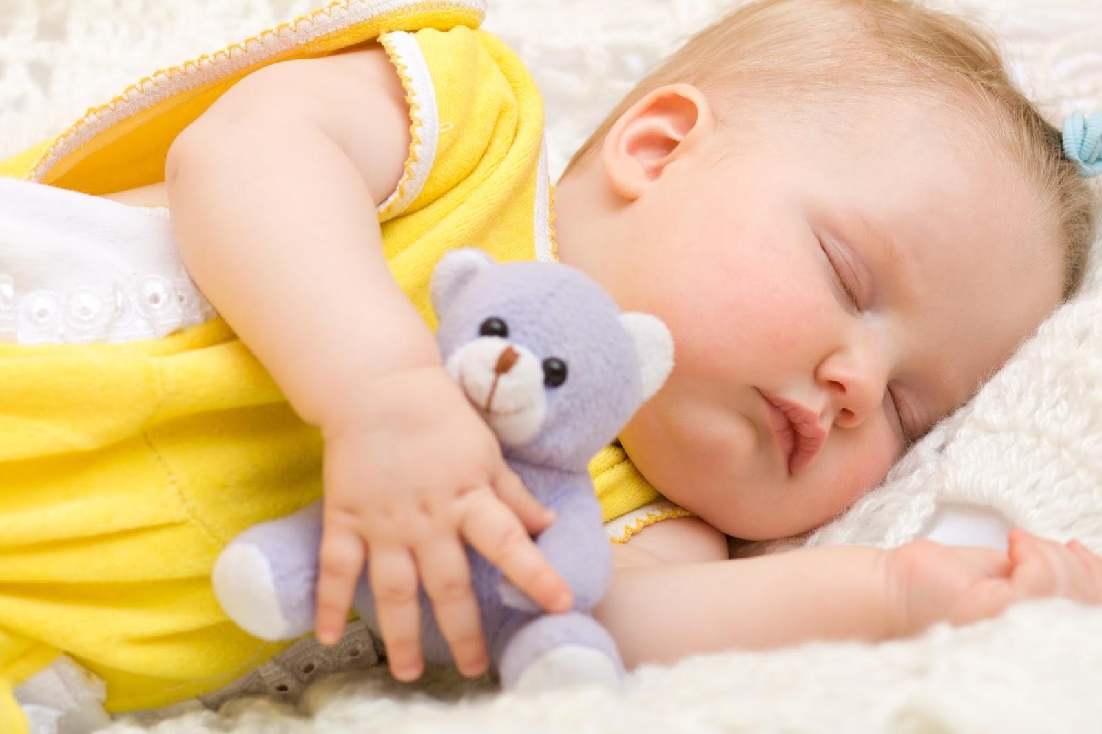 Почему ребенок дергает во сне ногами thumbnail