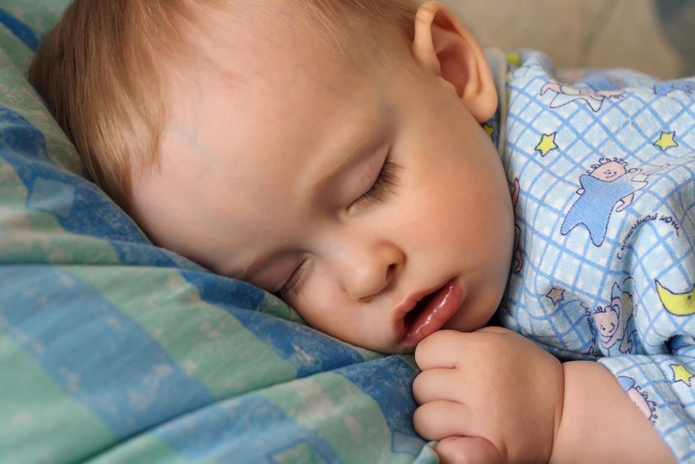 Во сне малыш может изредка покашливать