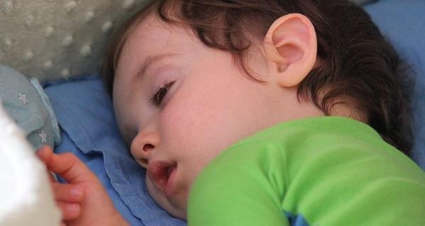 Новорожденный ребенок во сне закатывает глазки thumbnail