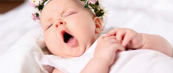 Новорожденный закатывает глаза во сне почему thumbnail