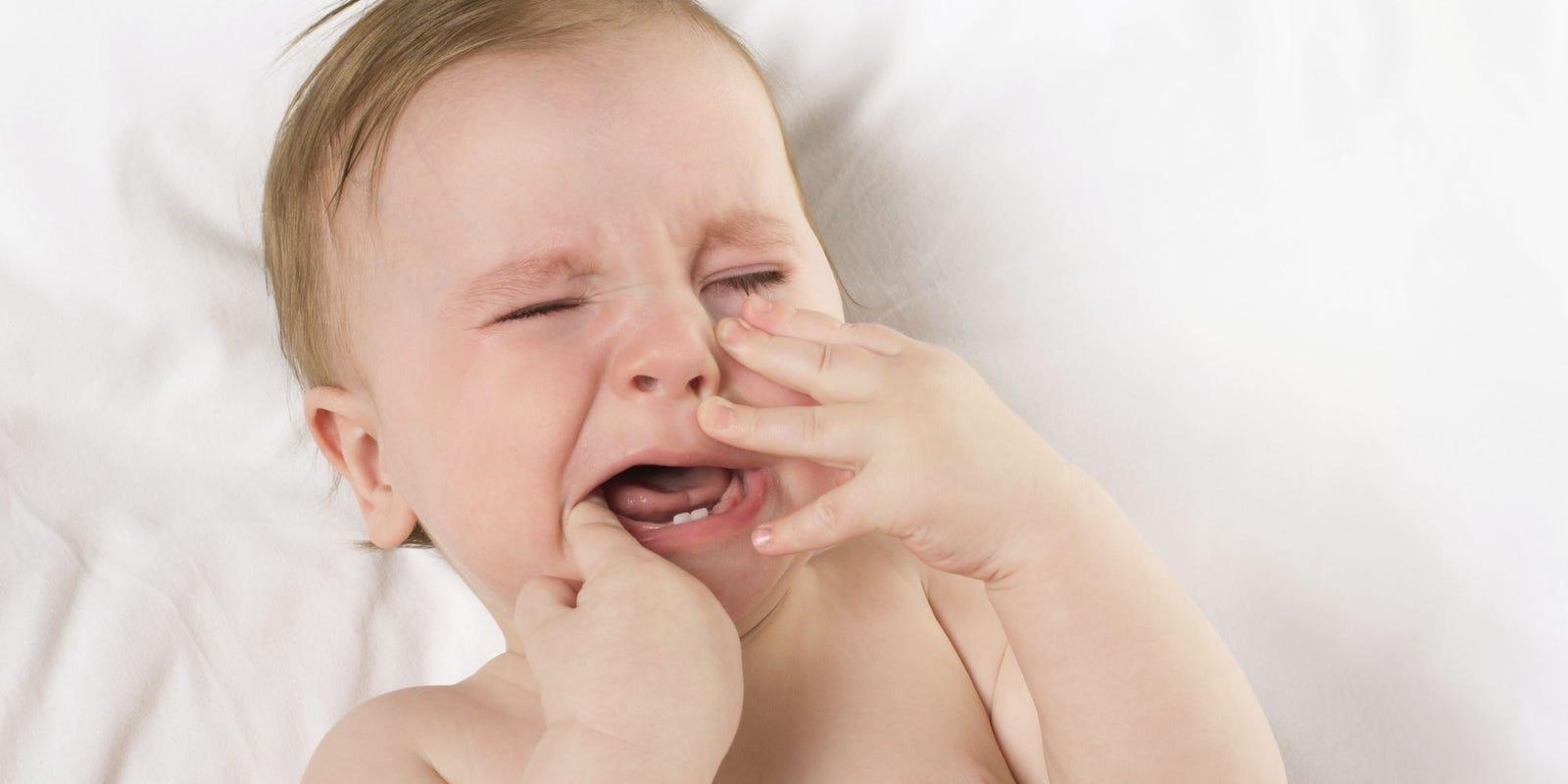 При прорезывании зубов у младенцев может быть понос thumbnail