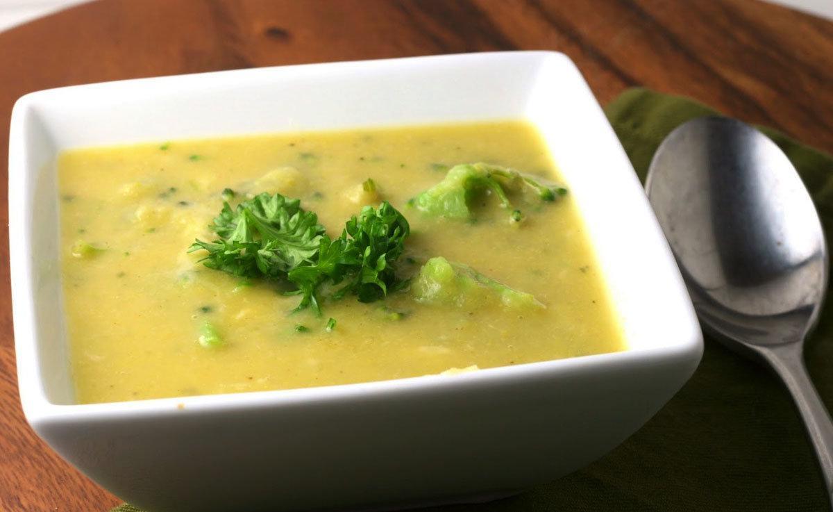 Суп кремовой консистенции из брокколи, картофеля и цветной капусты