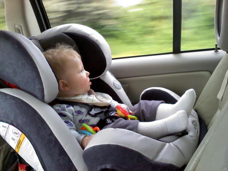 Ребенок в автомобиле смотрит в окно