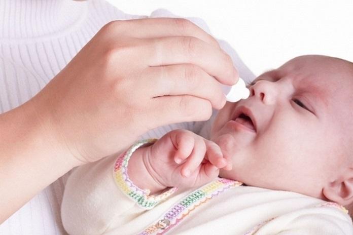 Процедура промывания носа малышу неприятна