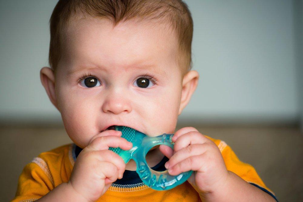 При прорезывании зубов может быть рвота и температура у ребенка thumbnail