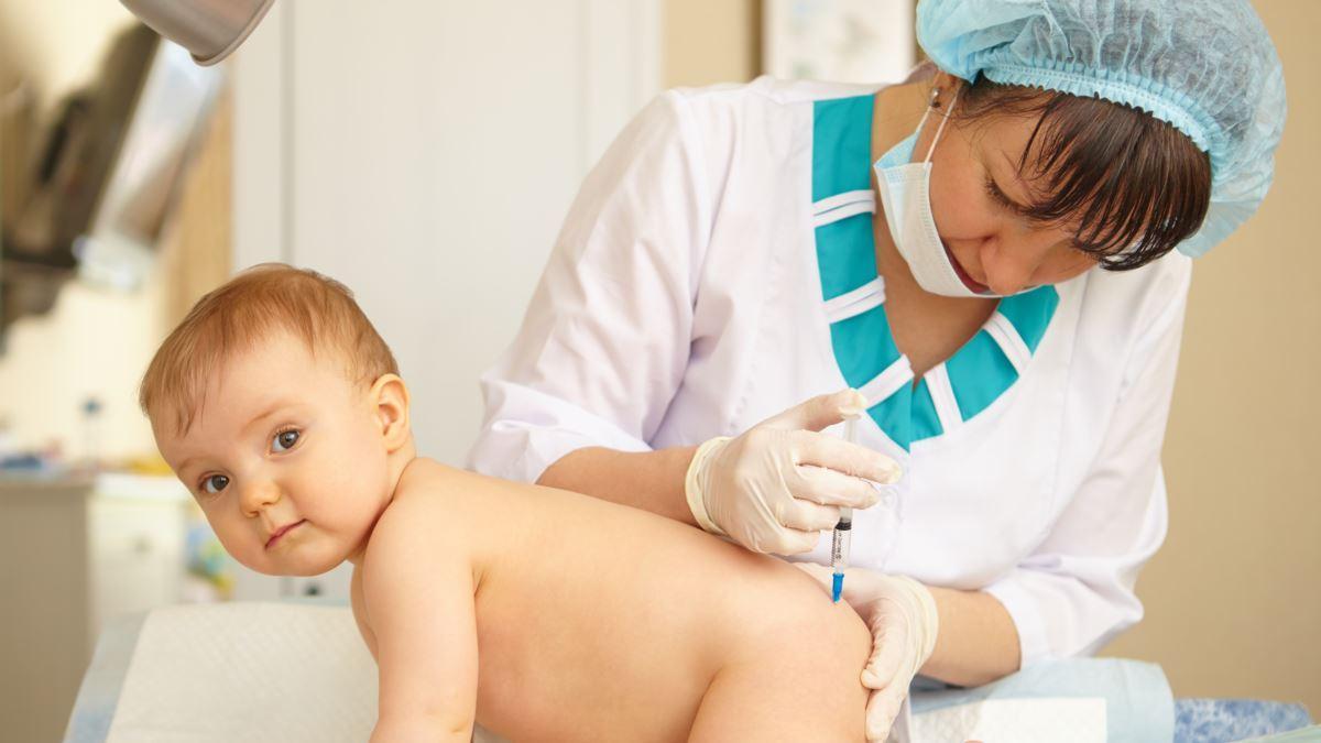 Почему прививки лучше делать до года thumbnail