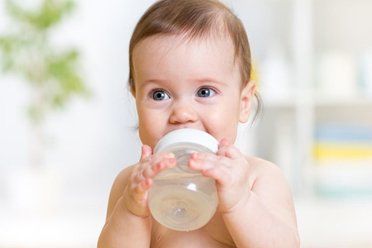 Малыш пьет воду в жару