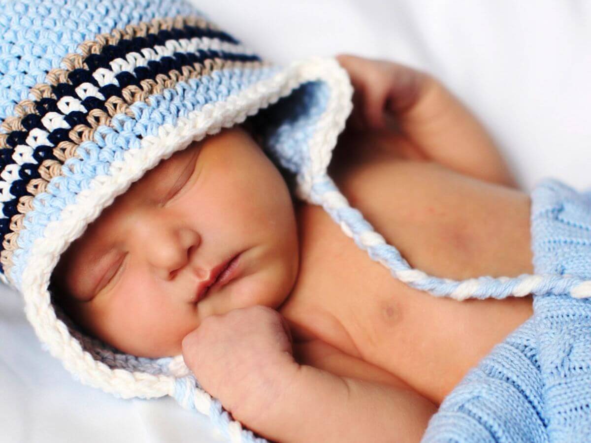Новорожденный в голубой шапке