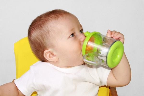 При искусственном вскармливании ребенку необходимо дополнительное питье