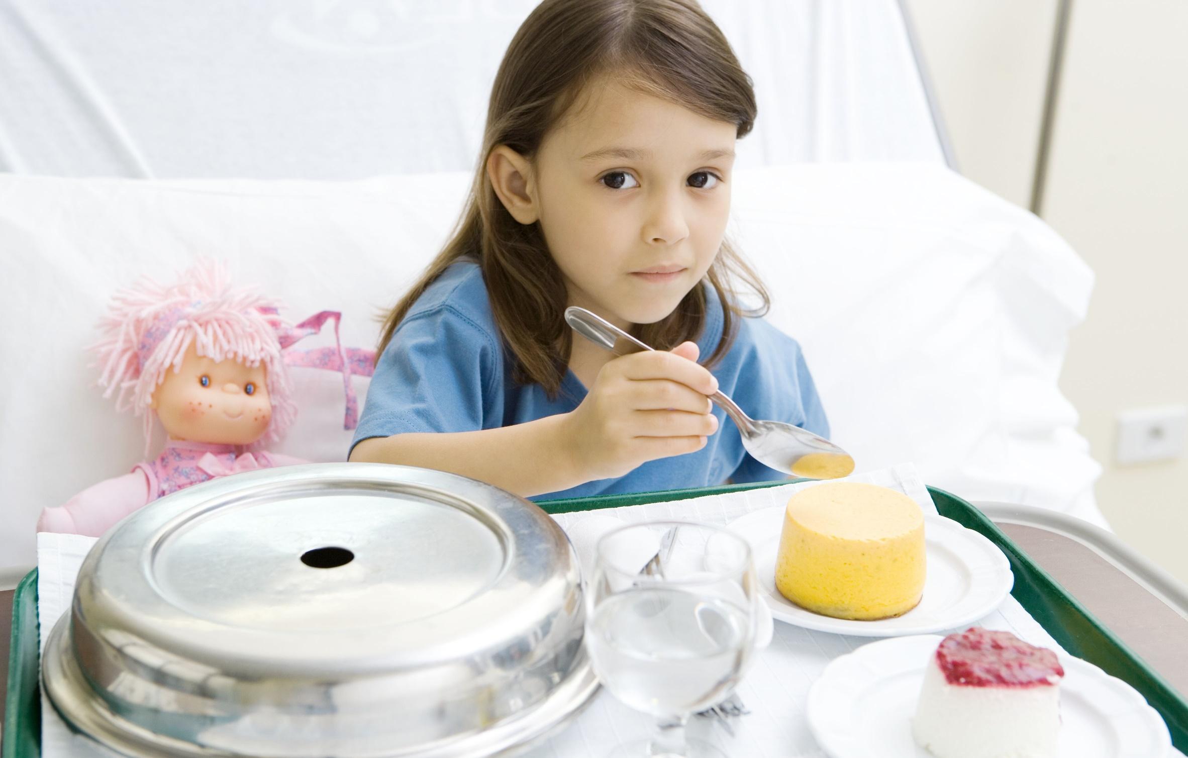 Чтобы исключить распространение инфекции, нужно ребенку выделить отдельную посуду и изолировать в комнате