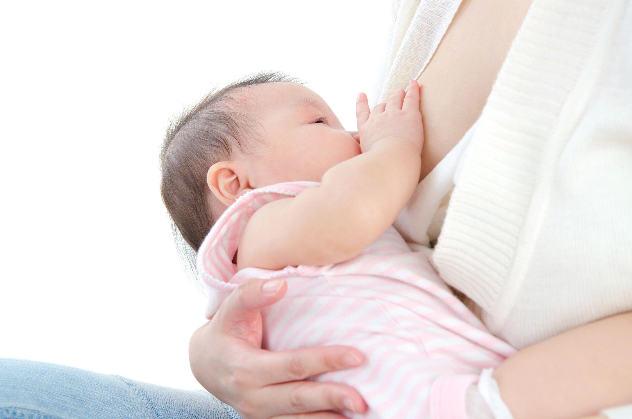 Кормление грудью помогает сформировать крепкий иммунитет ребенку